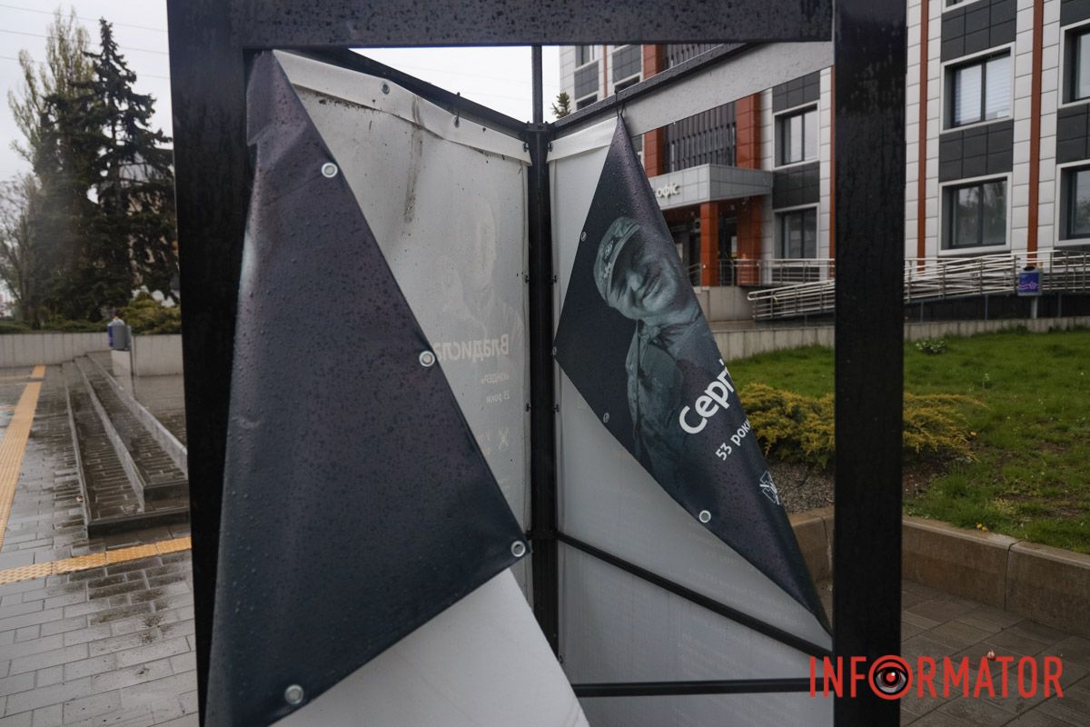 Ненастье свирепствует: в Днепре на Слобожанском проспекте ветер повалил информационные стенды погибшим героям 11