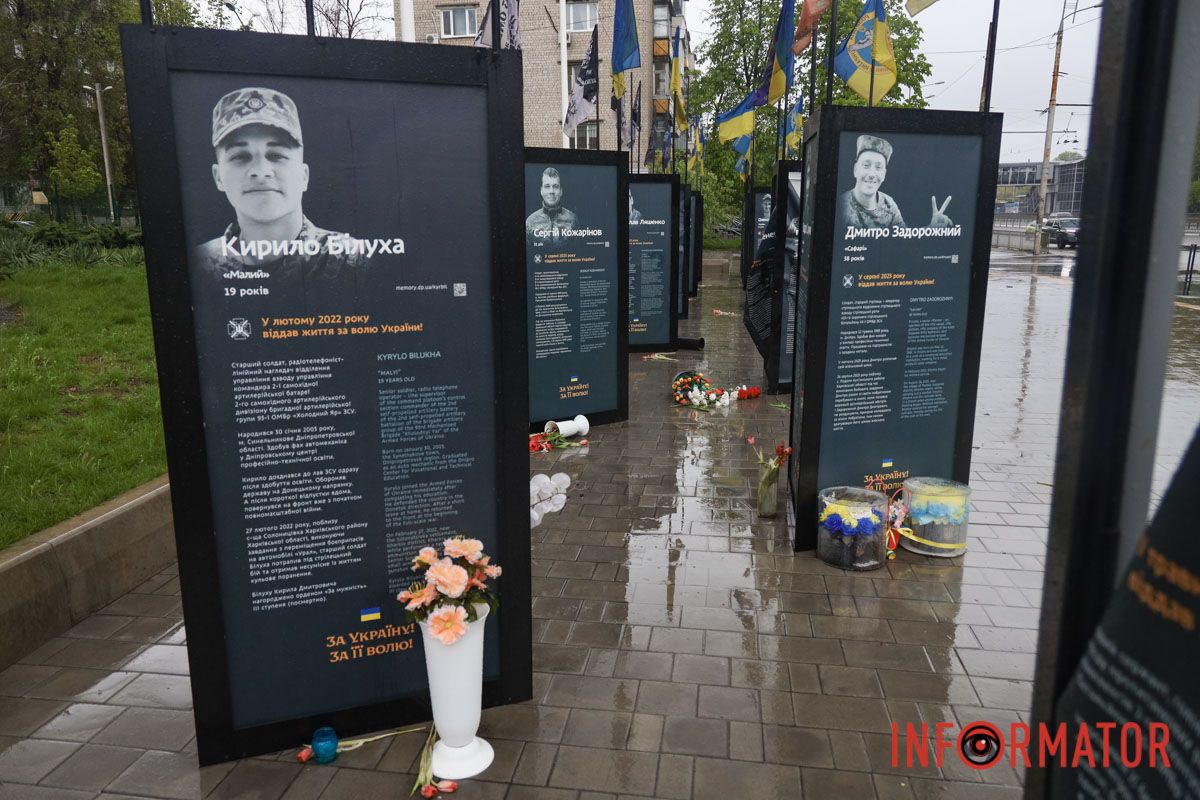 Ненастье свирепствует: в Днепре на Слобожанском проспекте ветер свалил информационные стенды погибшим героям 12