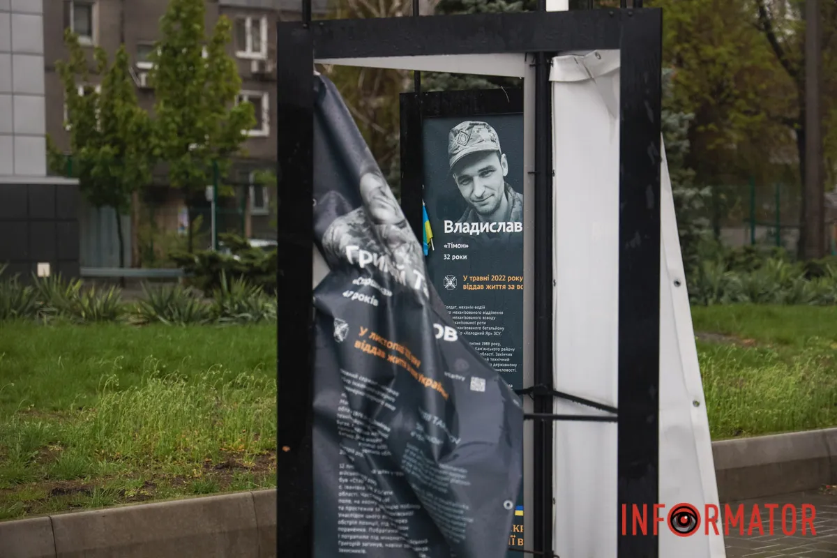 Ненастье свирепствует: в Днепре на Слобожанском проспекте ветер свалил информационные стенды погибшим героям 13