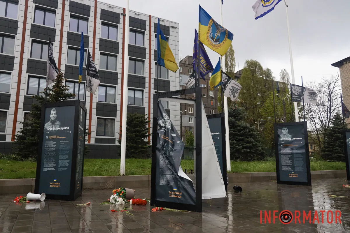 Ненастье свирепствует: в Днепре на Слобожанском проспекте ветер свалил информационные стенды погибшим героям 14