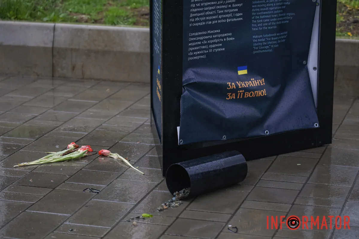 Ненастье свирепствует: в Днепре на Слобожанском проспекте ветер свалил информационные стенды погибшим героям 10