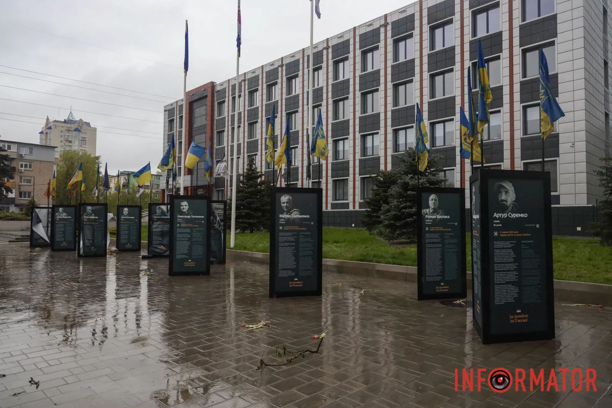 Ненастье свирепствует: в Днепре на Слобожанском проспекте ветер повалил информационные стенды погибшим героям 9