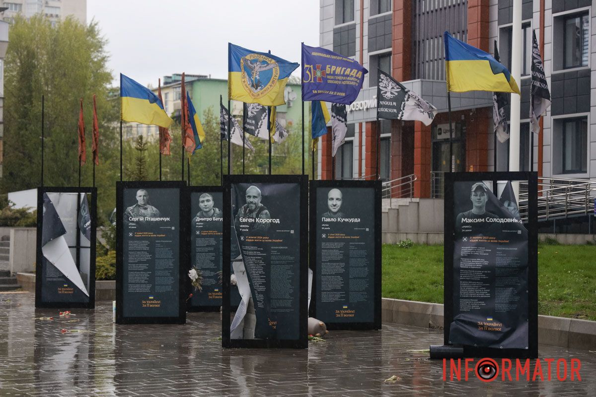 Ненастье свирепствует: в Днепре на Слобожанском проспекте ветер свалил информационные стенды погибшим героям 8