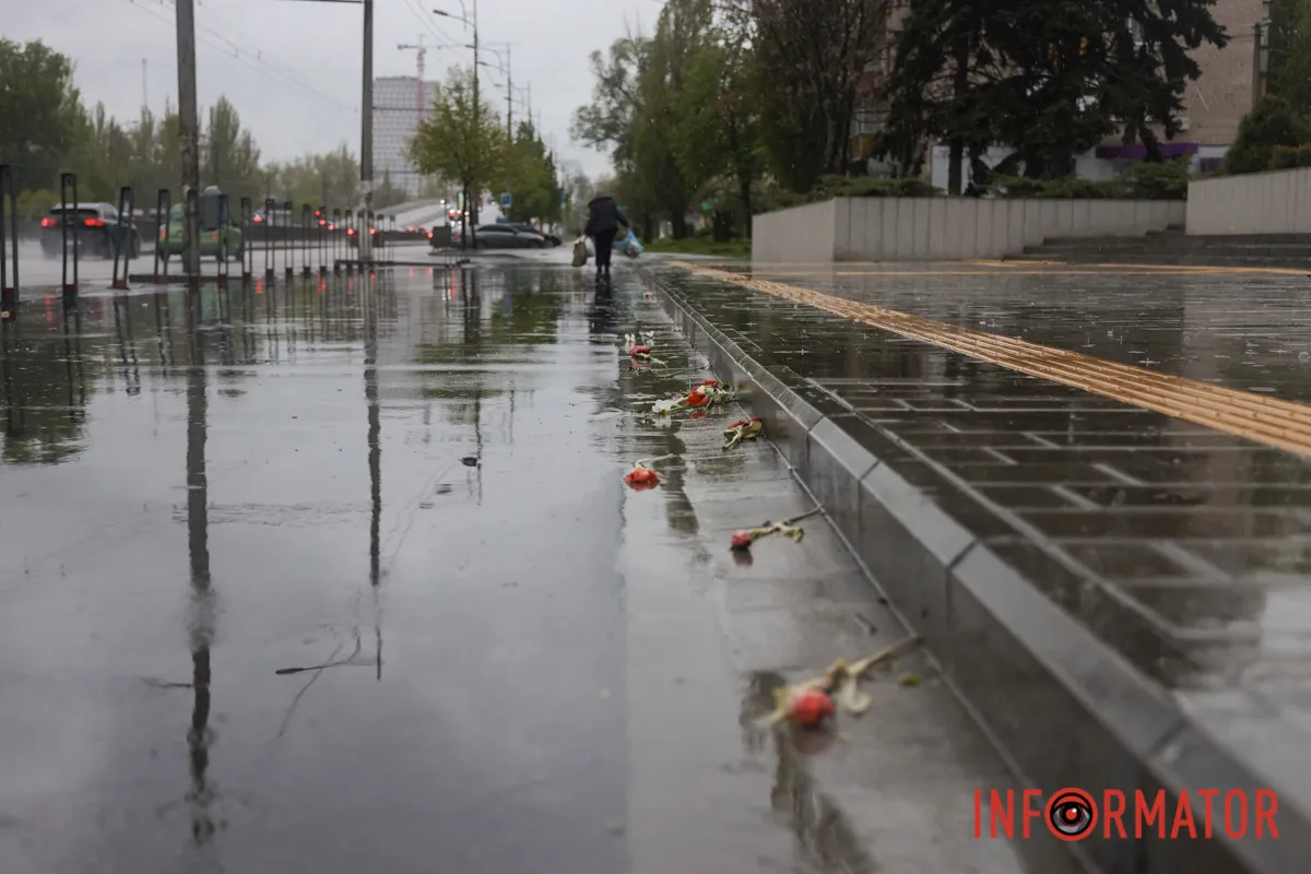 Ненастье свирепствует: в Днепре на Слобожанском проспекте ветер повалил информационные стенды погибшим героям 7