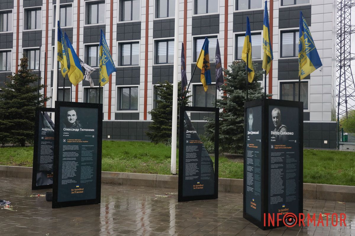 Ненастье свирепствует: в Днепре на Слобожанском проспекте ветер свалил информационные стенды погибшим героям 6