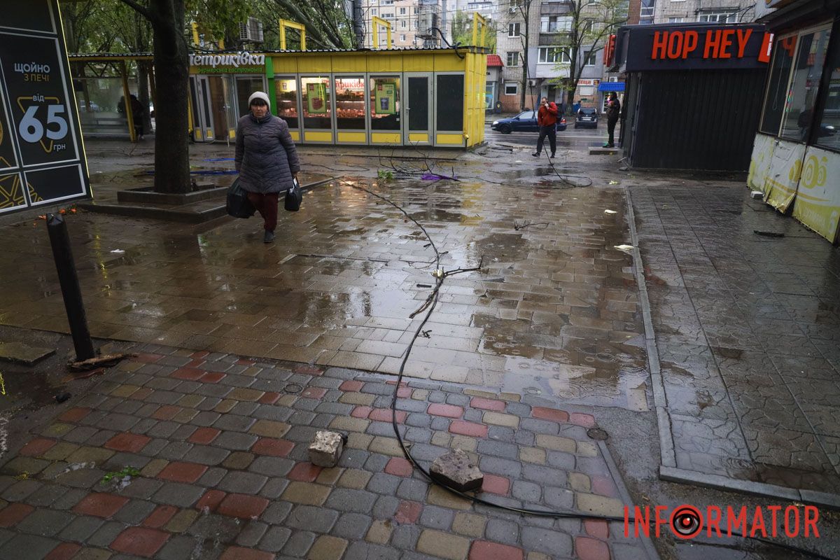 Немов торнадо: на лівому березі Дніпра десятки дерев повиривало з корінням, пошкоджені автівки та вирвані дроти 5