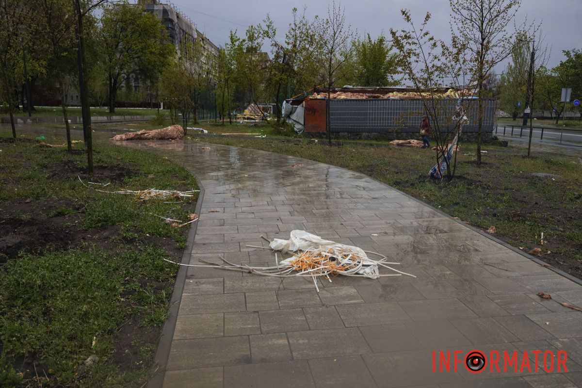Негода на лівому березі Дніпра: кіоск залишився без даху, уламки розкидало по футбольному полю 15