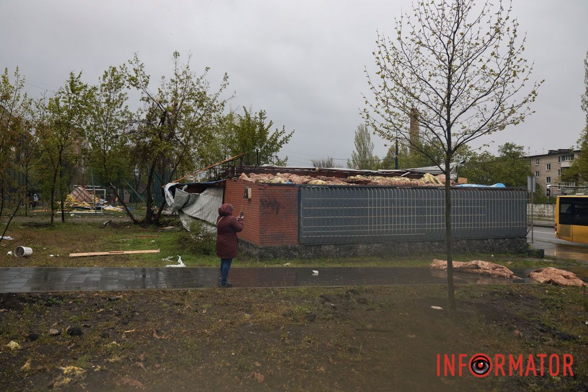 Негода на лівому березі Дніпра: кіоск залишився без даху, уламки розкидало по футбольному полю 14