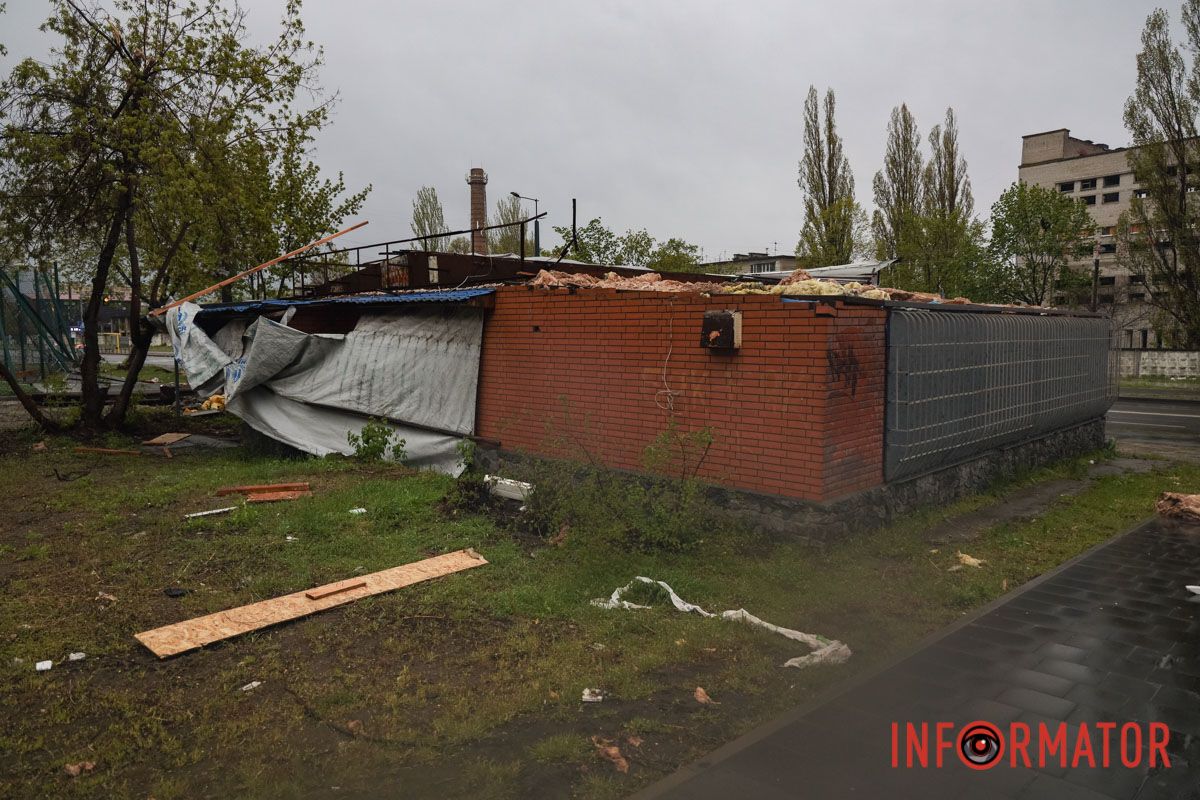 Негода на лівому березі Дніпра: кіоск залишився без даху, уламки розкидало по футбольному полю 13