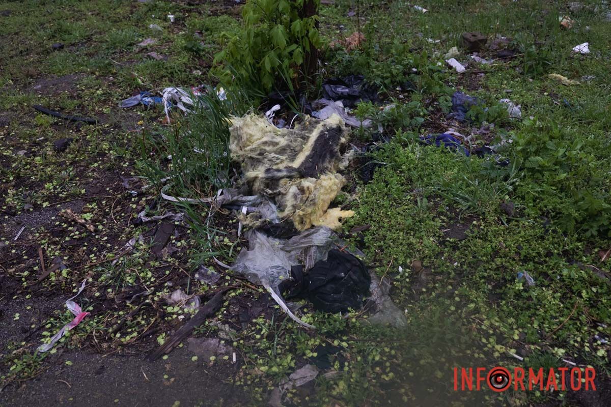 Негода на лівому березі Дніпра: кіоск залишився без даху, уламки розкидало по футбольному полю 12