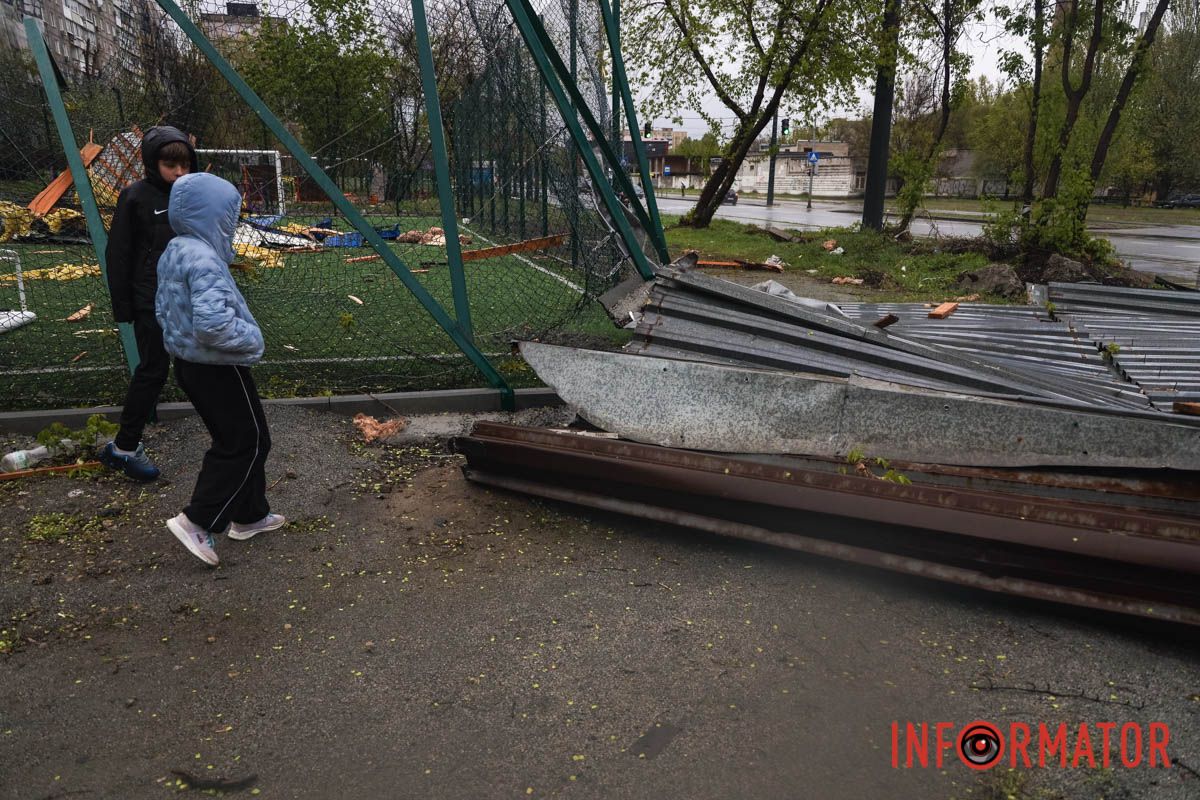 Негода на лівому березі Дніпра: кіоск залишився без даху, уламки розкидало по футбольному полю 11