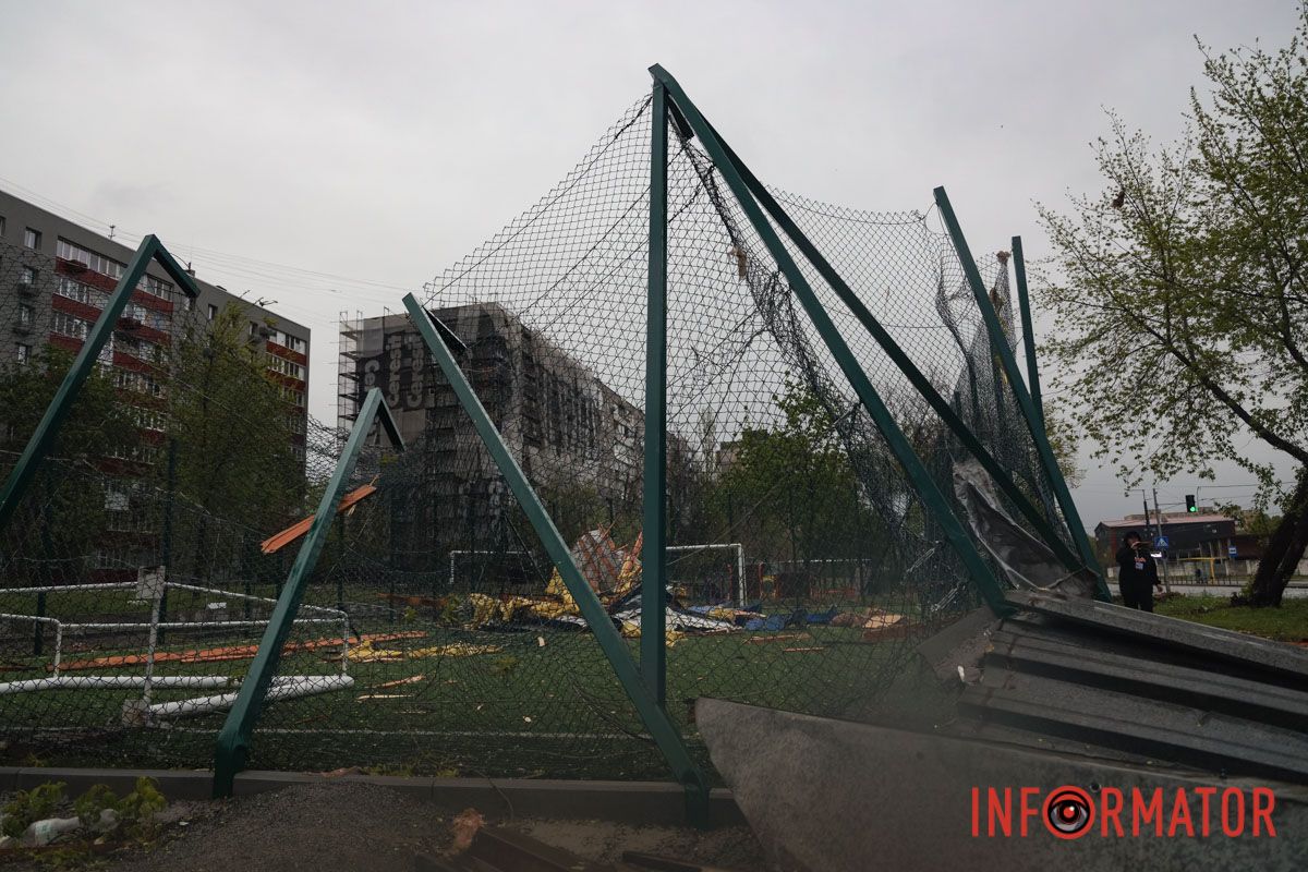 Негода на лівому березі Дніпра: кіоск залишився без даху, уламки розкидало по футбольному полю 6