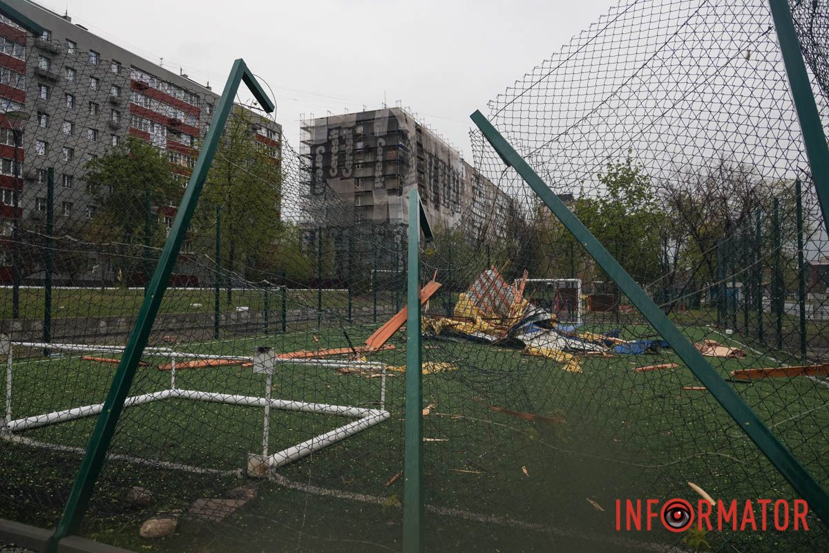 Негода на лівому березі Дніпра: кіоск залишився без даху, уламки розкидало по футбольному полю 10