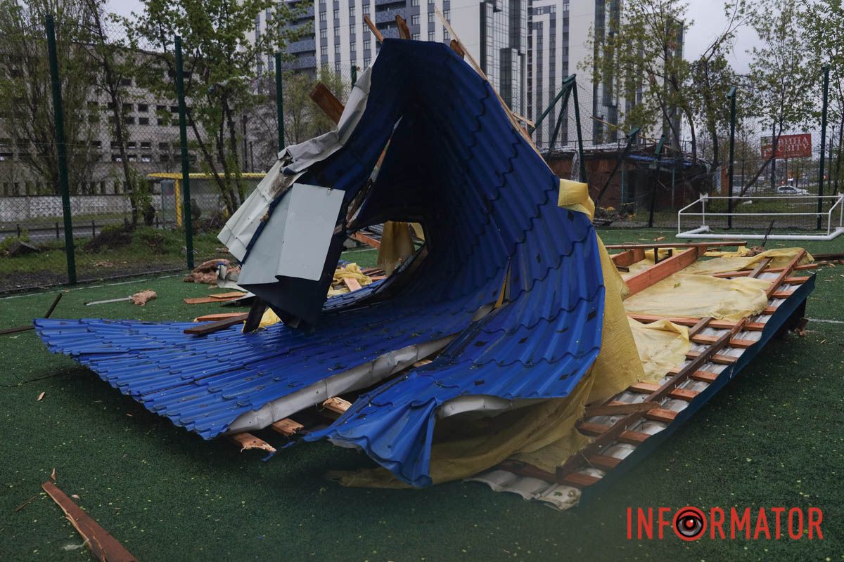 Негода на лівому березі Дніпра: кіоск залишився без даху, уламки розкидало по футбольному полю 7