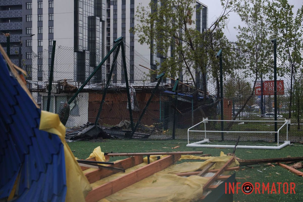Негода на лівому березі Дніпра: кіоск залишився без даху, уламки розкидало по футбольному полю 8
