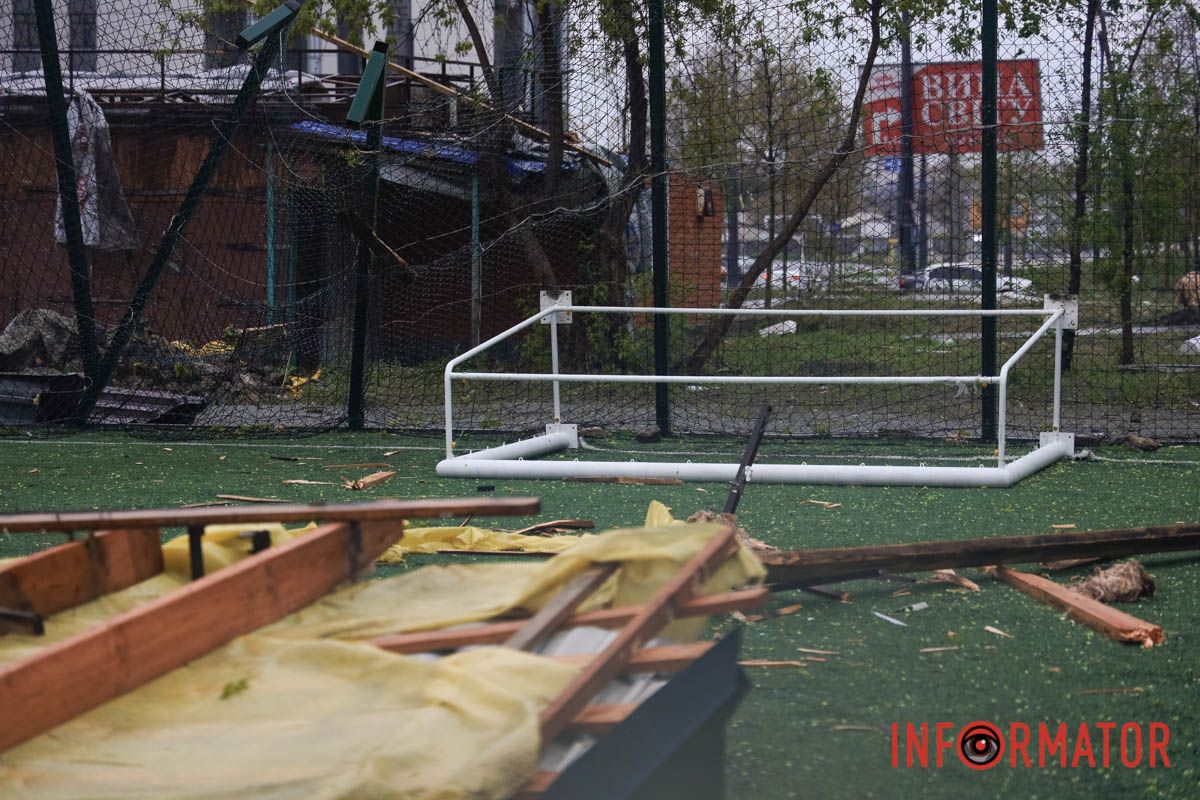 Негода на лівому березі Дніпра: кіоск залишився без даху, уламки розкидало по футбольному полю 9
