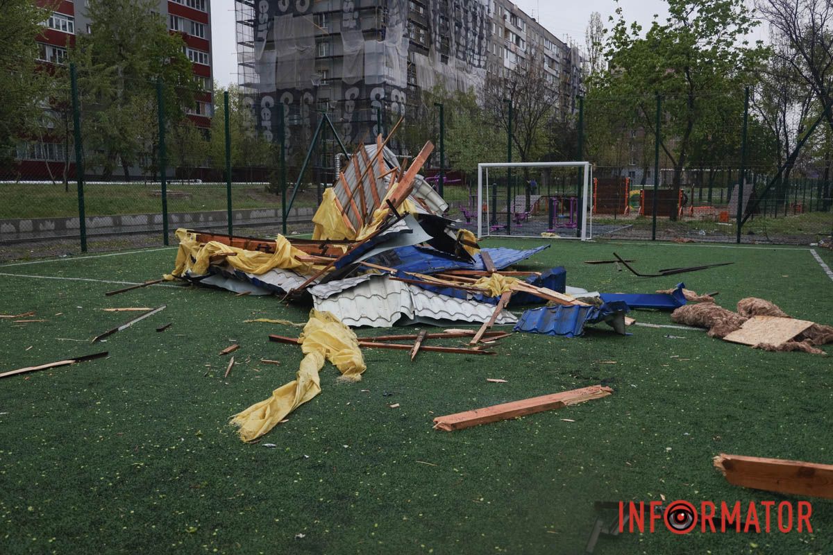 Негода на лівому березі Дніпра: кіоск залишився без даху, уламки розкидало по футбольному полю 5
