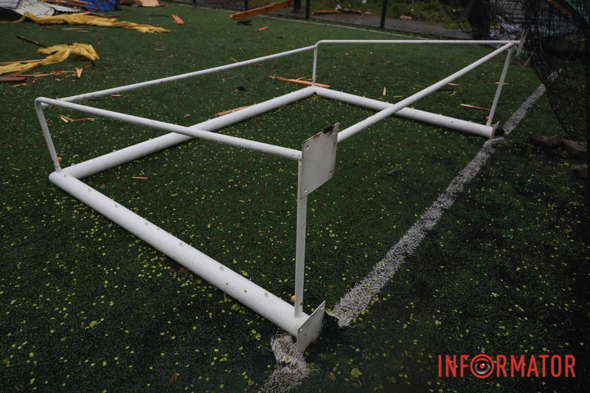 Негода на лівому березі Дніпра: кіоск залишився без даху, уламки розкидало по футбольному полю 4