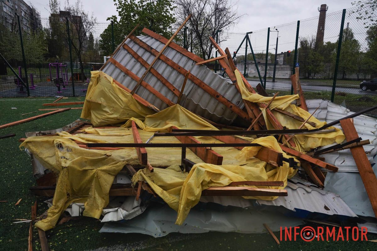 Негода на лівому березі Дніпра: кіоск залишився без даху, уламки розкидало по футбольному полю 3