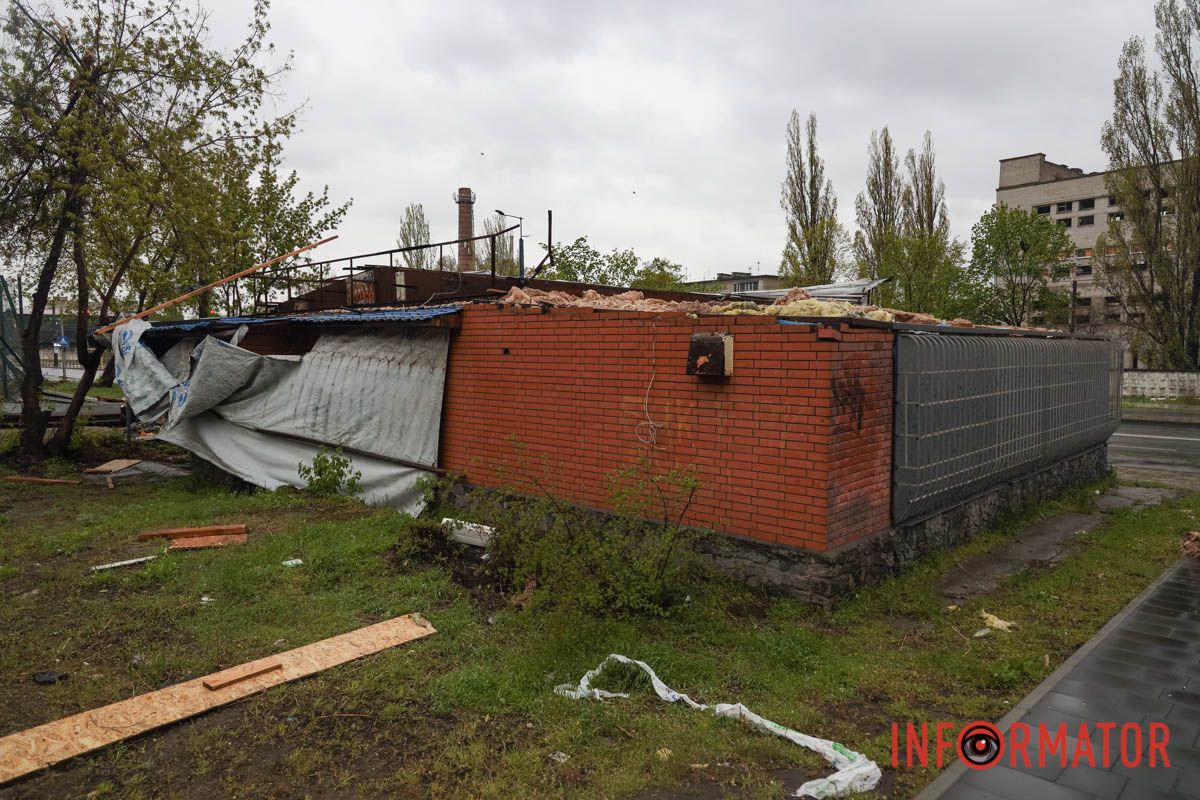 Негода на лівому березі Дніпра: кіоск залишився без даху, уламки розкидало по футбольному полю 2