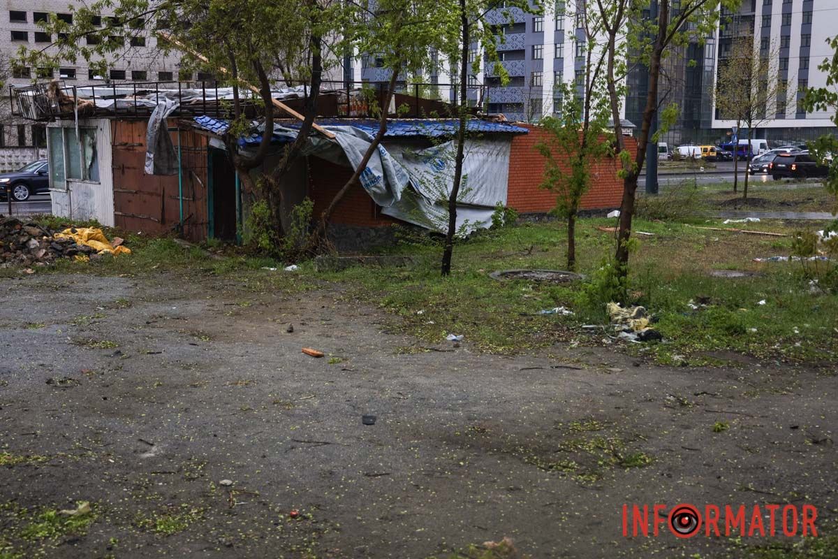 Негода на лівому березі Дніпра: кіоск залишився без даху, уламки розкидало по футбольному полю 1