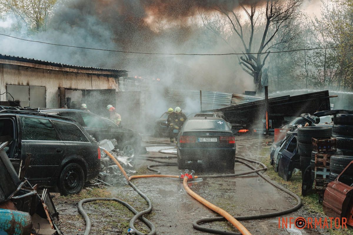 Сильное задымление над городом: в Днепре на Саксаганского горит СТО 3