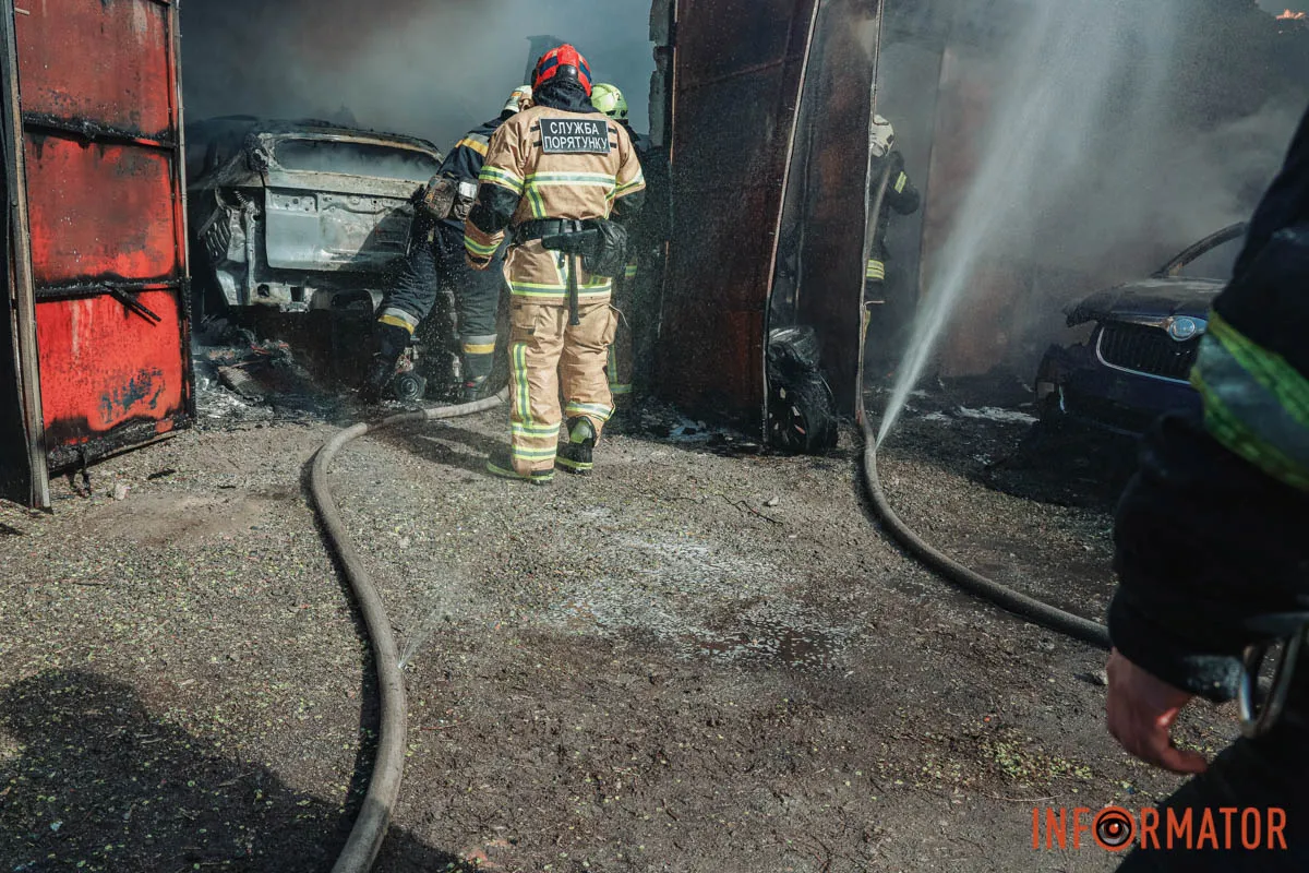 Сильное задымление над городом: в Днепре на Саксаганского горит СТО 2
