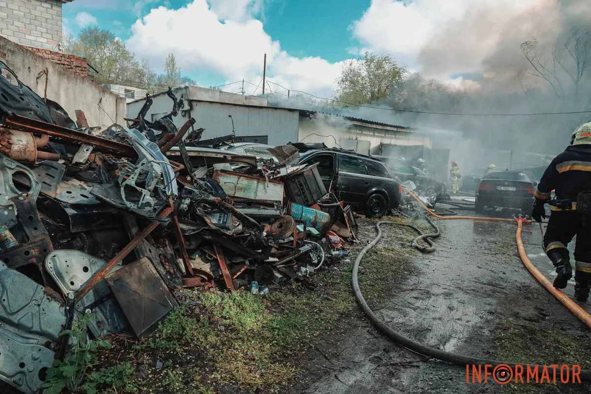 Сильное задымление над городом: в Днепре на Саксаганского горит СТО 1