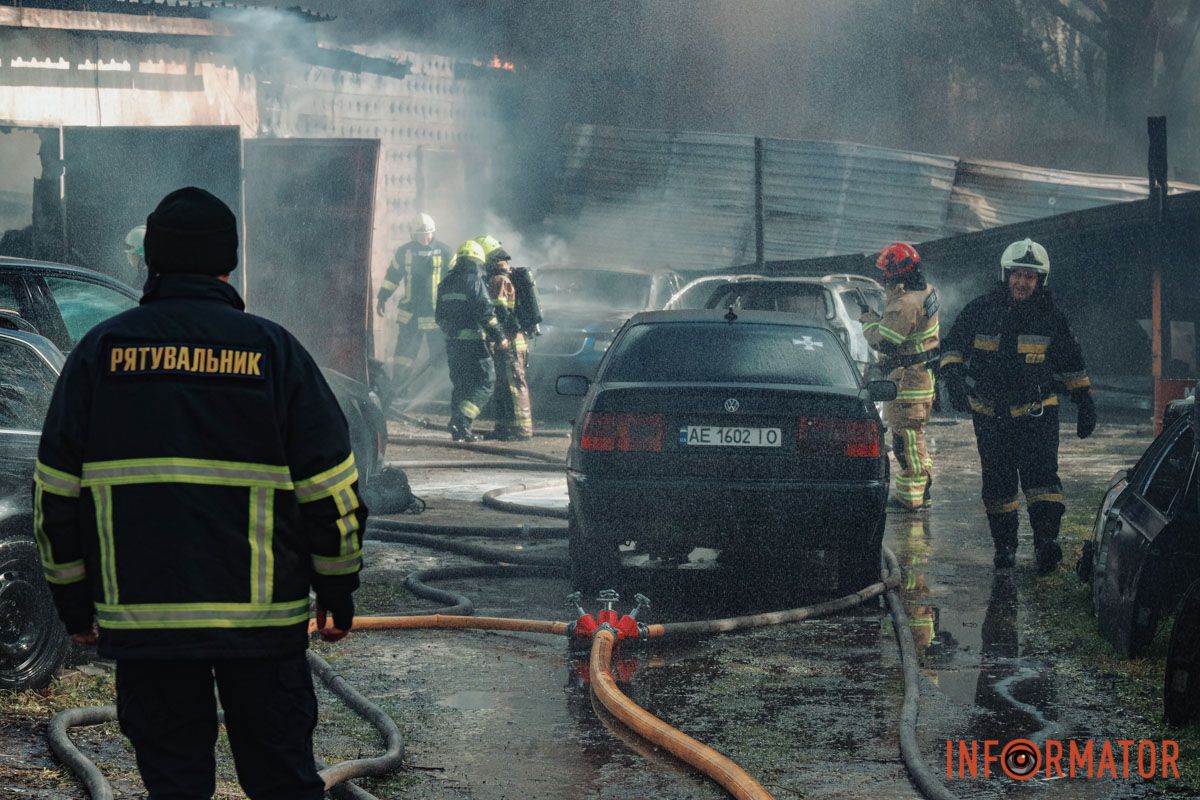 Сильное задымление над городом: в Днепре на Саксаганского горит СТО 4