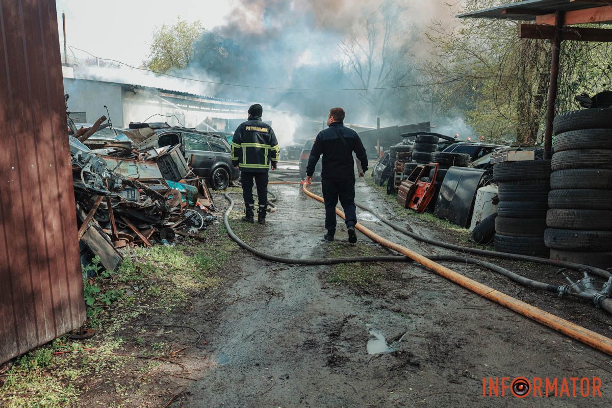 Сильное задымление над городом: в Днепре на Саксаганского горит СТО 11