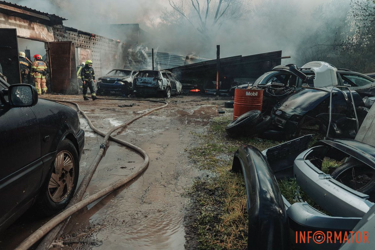 Сильное задымление над городом: в Днепре на Саксаганского горит СТО 12