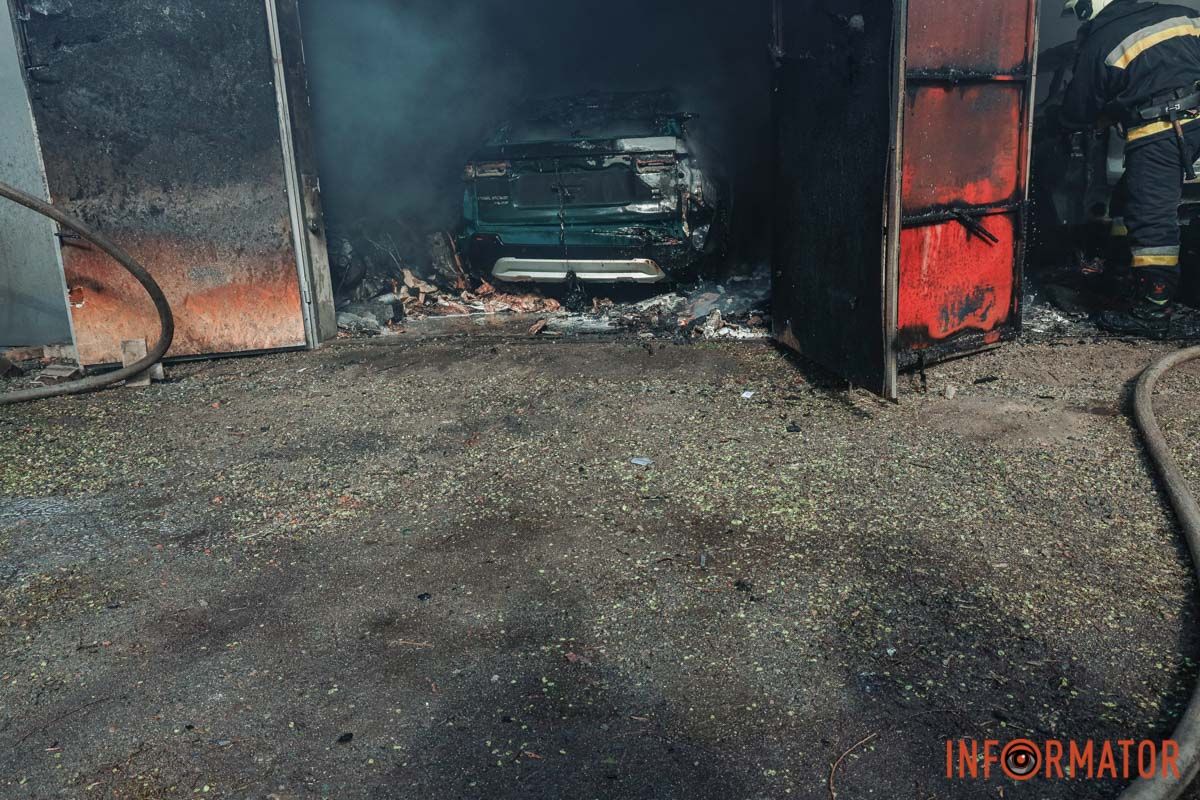 Сильное задымление над городом: в Днепре на Саксаганского горит СТО 15