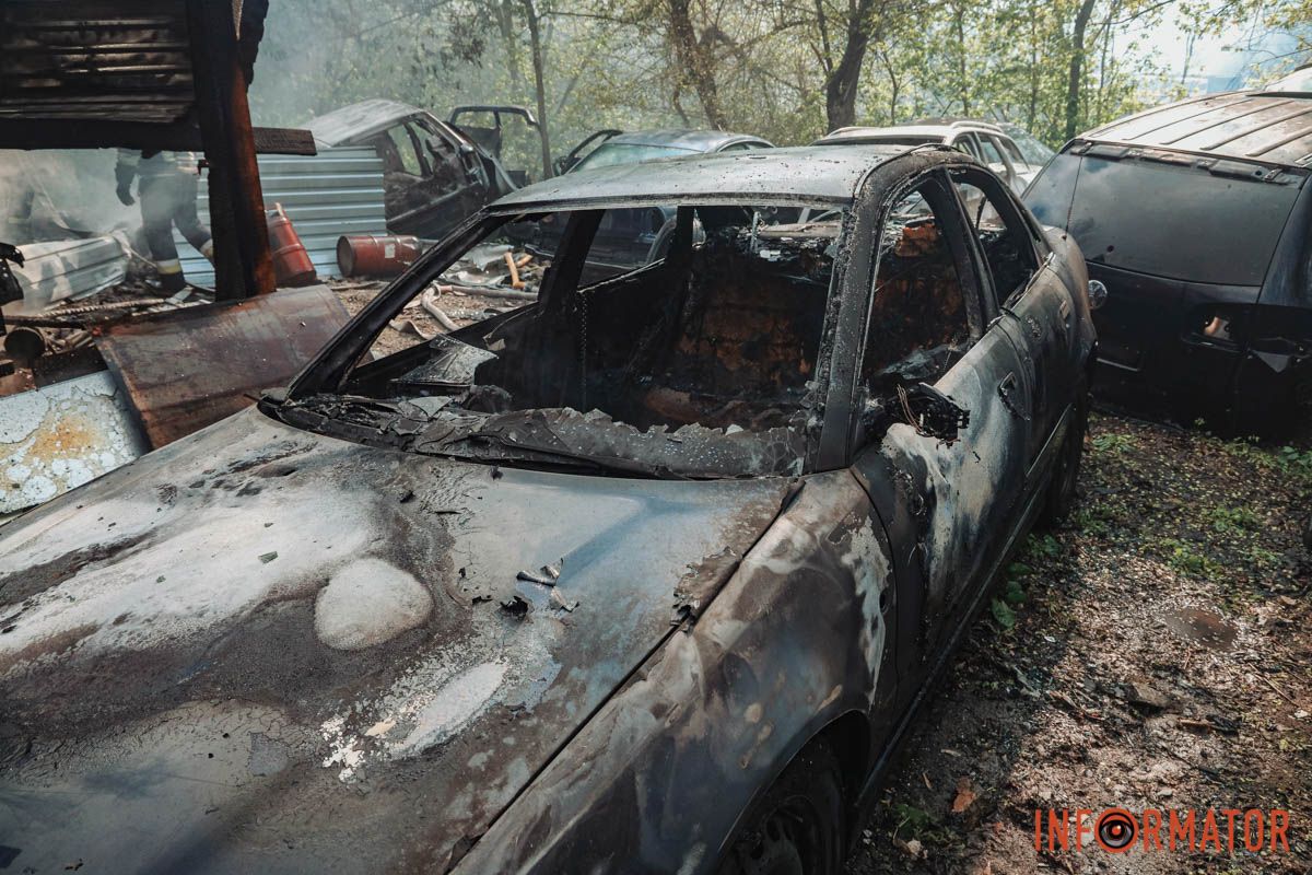 Сильное задымление над городом: в Днепре на Саксаганского горит СТО 10