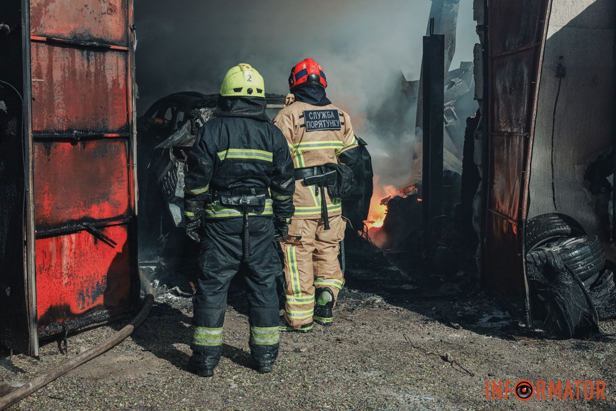 Сильное задымление над городом: в Днепре на Саксаганского горит СТО 17