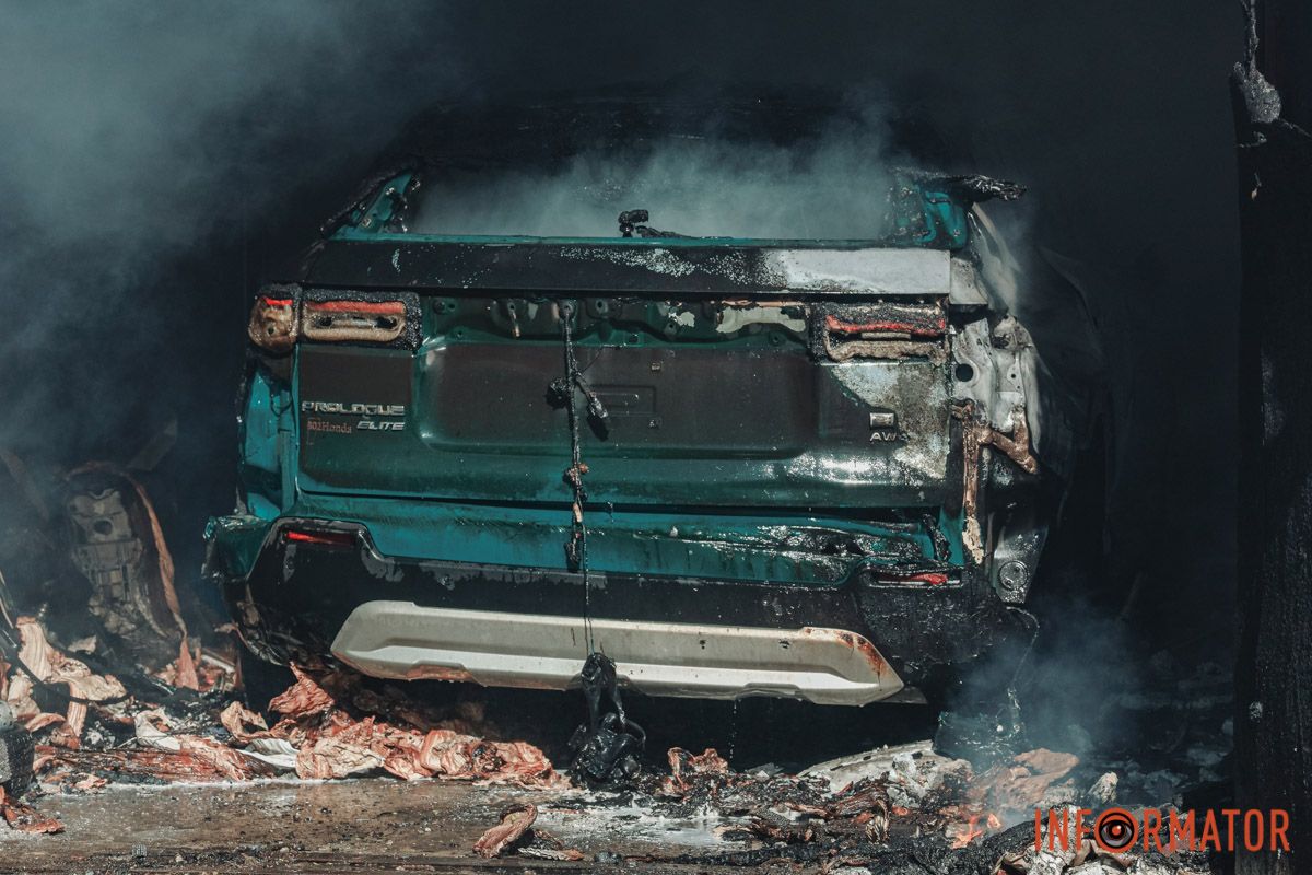 Сильное задымление над городом: в Днепре на Саксаганского горит СТО 9