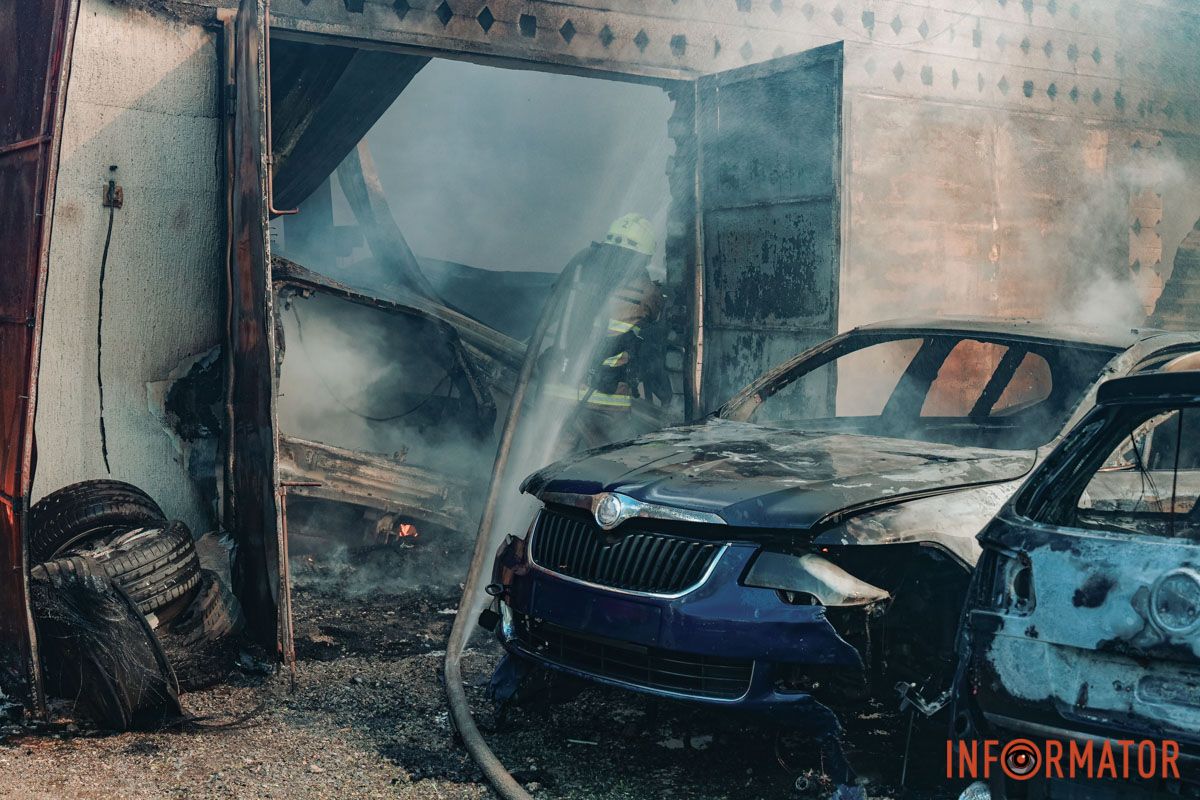 Сильное задымление над городом: в Днепре на Саксаганского горит СТО 5