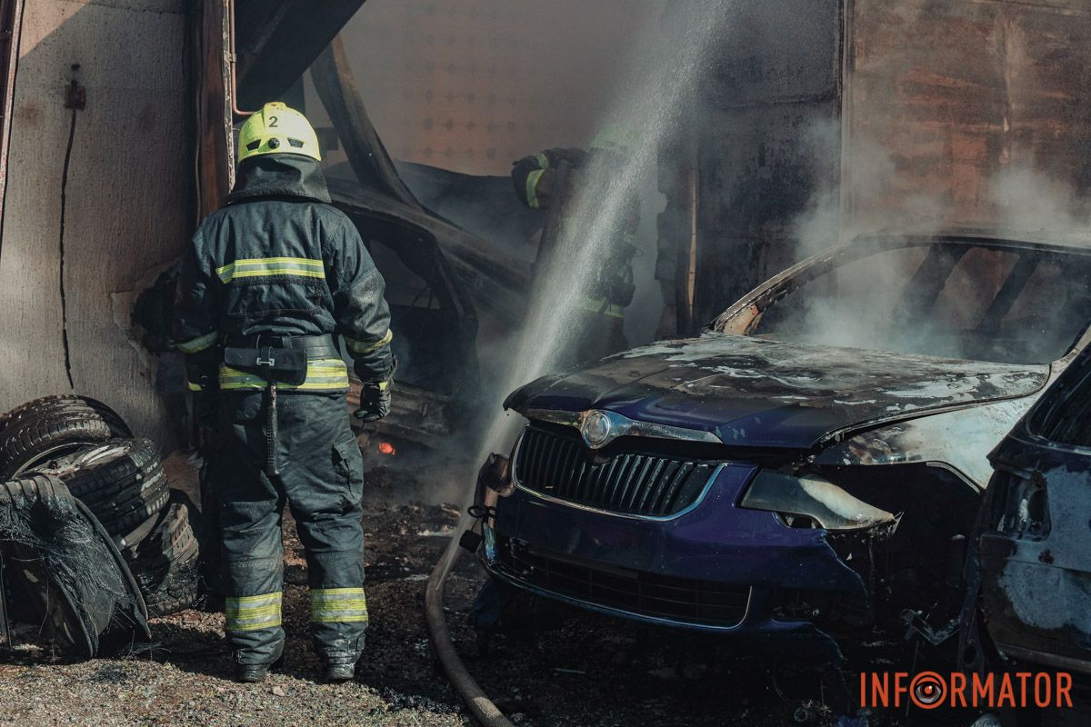 Сильное задымление над городом: в Днепре на Саксаганского горит СТО 8