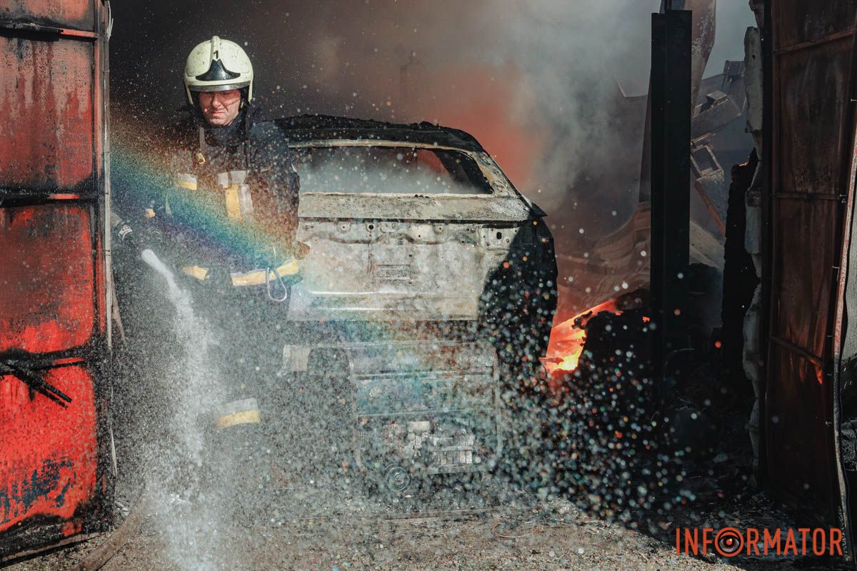 Сильное задымление над городом: в Днепре на Саксаганского горит СТО 7