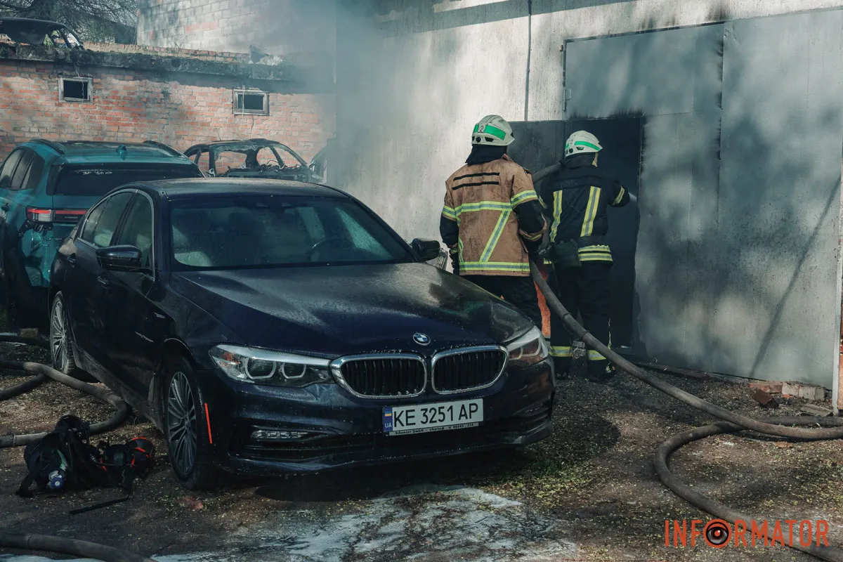 Сильное задымление над городом: в Днепре на Саксаганского горит СТО 6