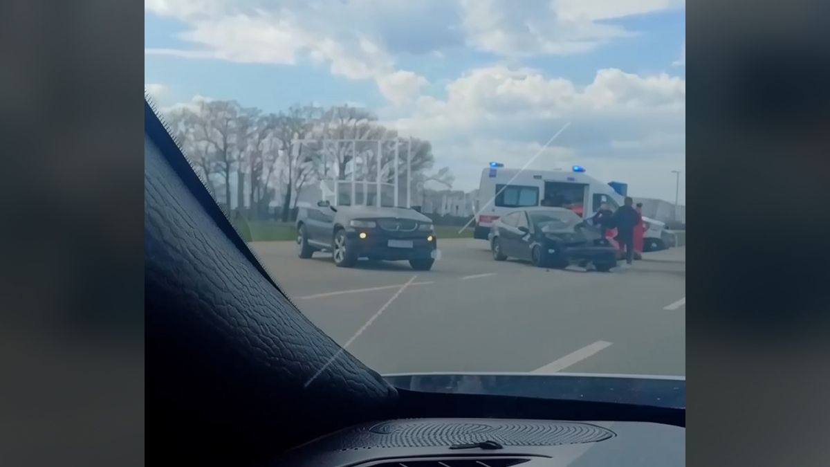 На трасі Дніпро-Павлоград зіштовхнулись Renault та Mercedes: працювали медики