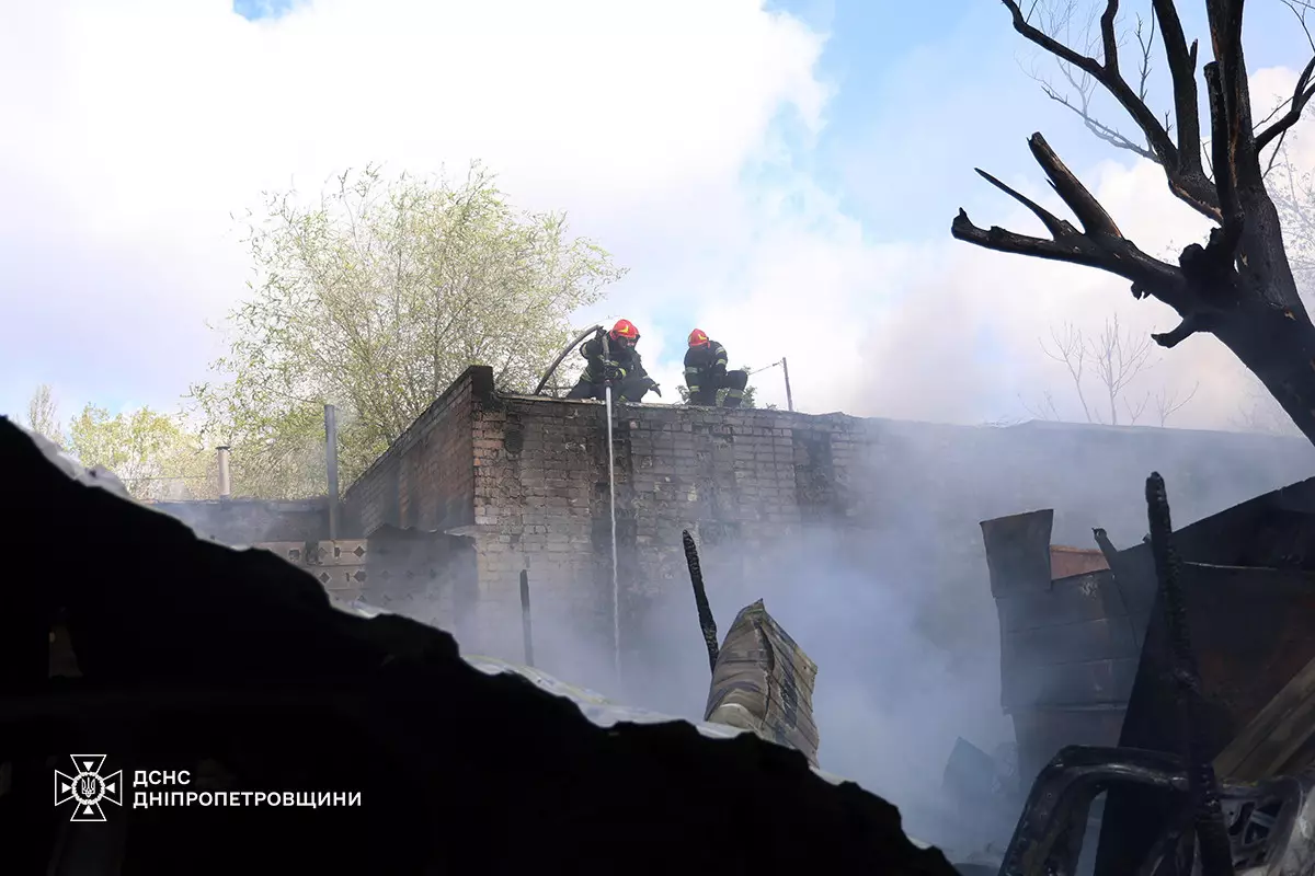 В Днепре пылала СТО: спасатели показали кадры тушения пожара 8