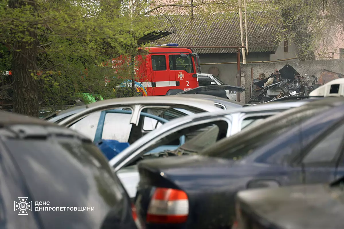 В Днепре пылала СТО: спасатели показали кадры тушения пожара 6