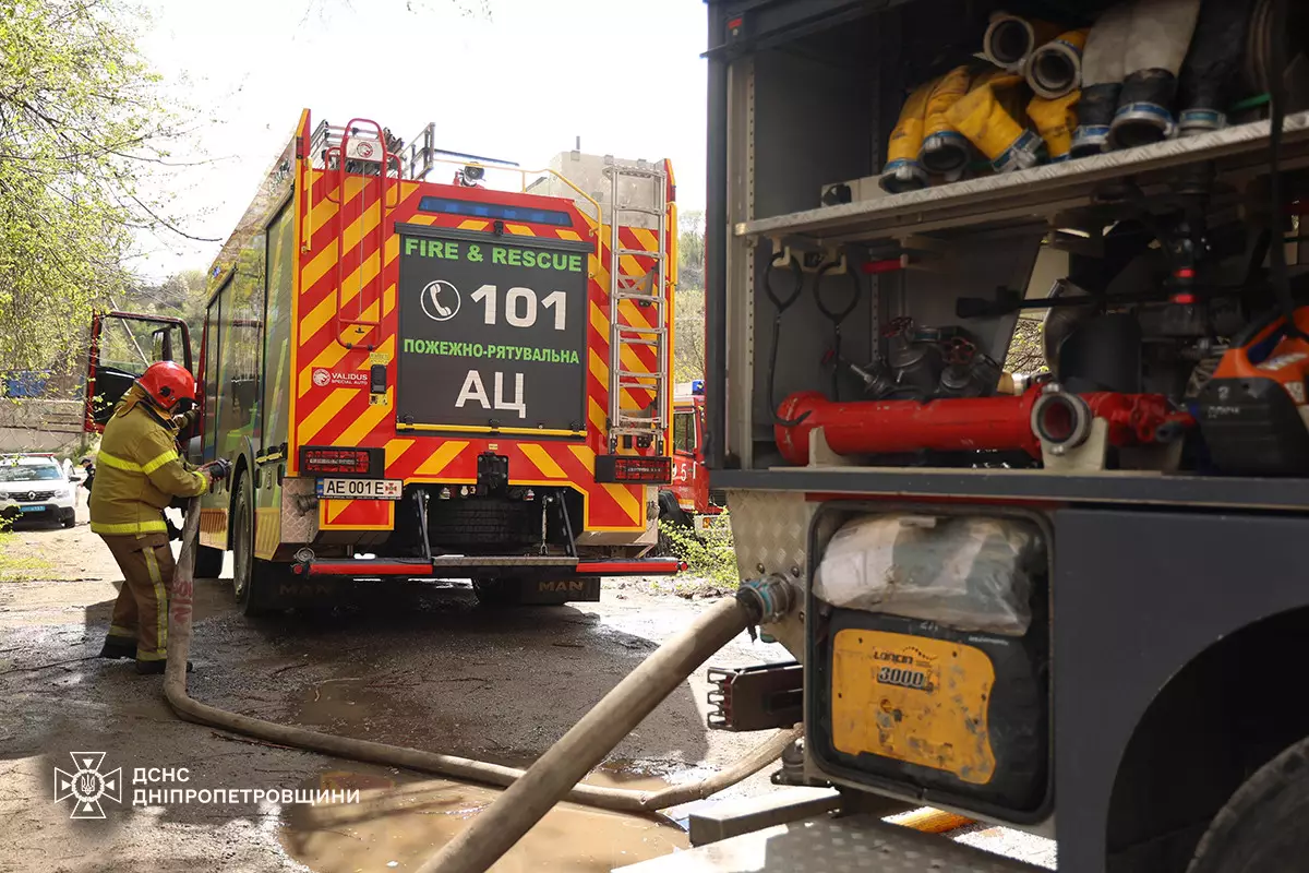 В Днепре пылала СТО: спасатели показали кадры тушения пожара 5