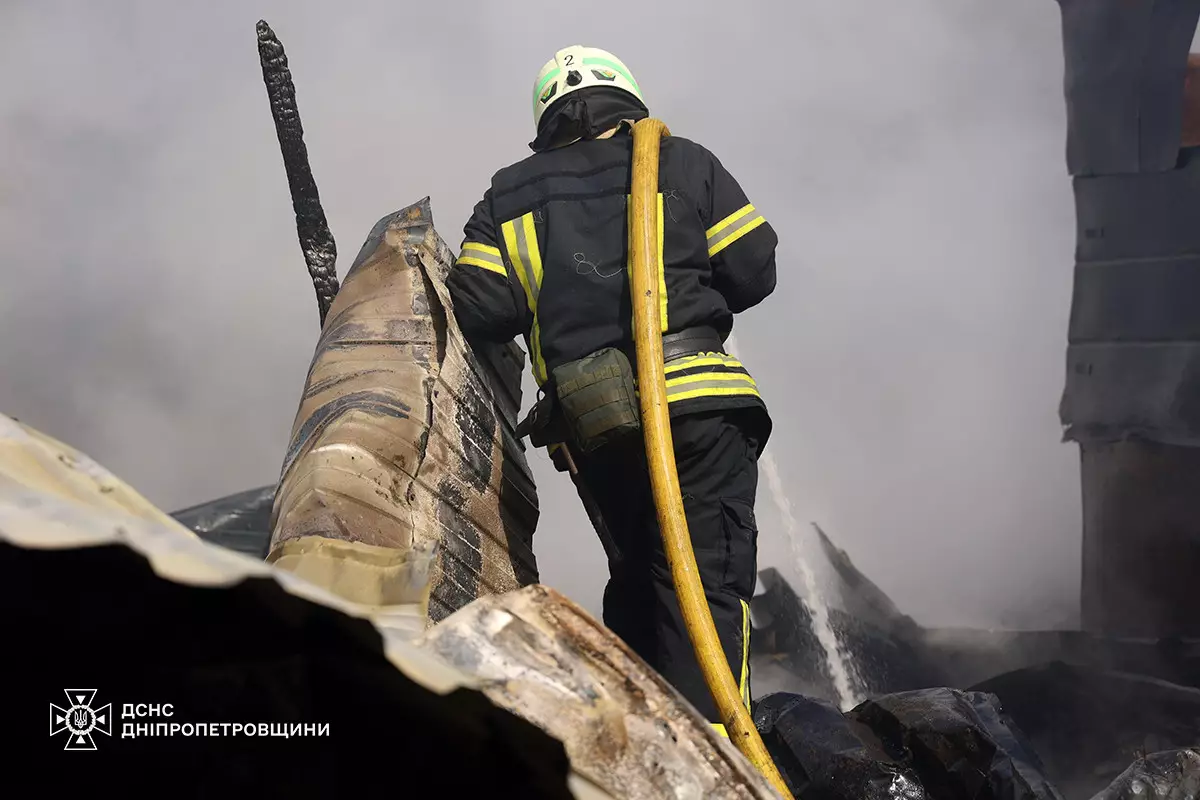 В Днепре пылала СТО: спасатели показали кадры тушения пожара 4