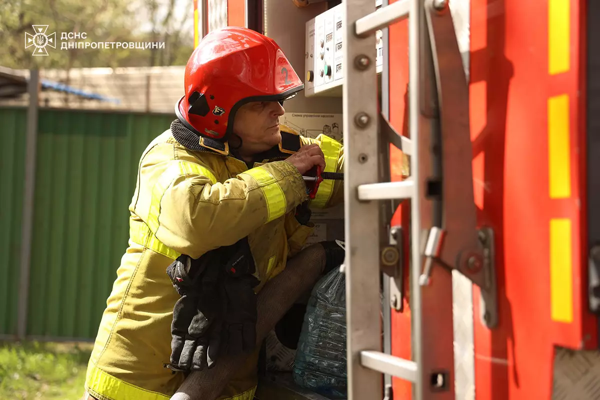 В Днепре пылала СТО: спасатели показали кадры тушения пожара 3