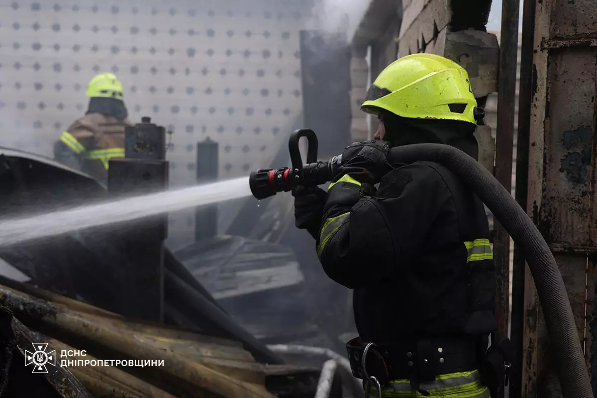 В Днепре пылало СТО: спасатели показали кадры тушения пожара 1