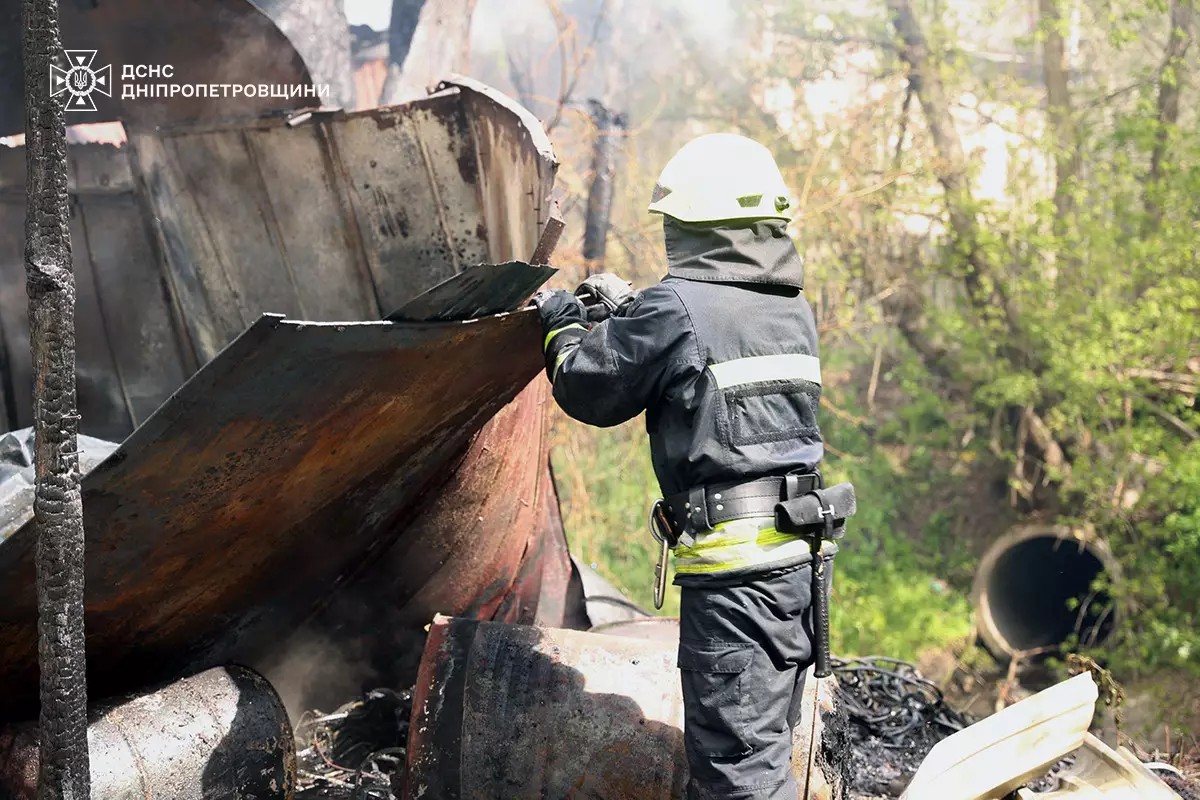 В Днепре пылала СТО: спасатели показали кадры тушения пожара 2