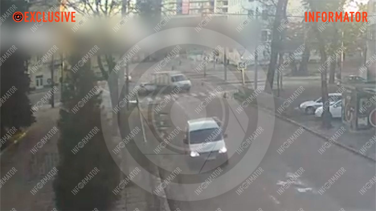 Відео моменту ДТП: у Дніпрі на Бандери легковик та «ГАЗель» після зіткнення відлетіли у паркани