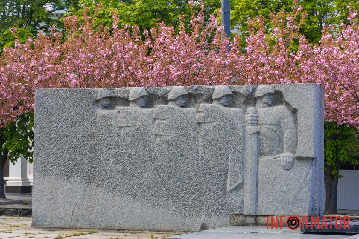 Ідеї для фотографій: де у Дніпрі ще розквітли алеї сакур та тюльпанів 38