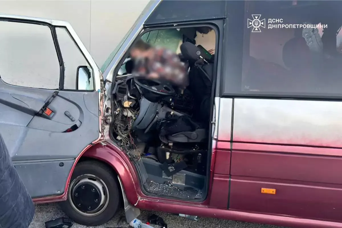 Спасатели деблокировали четырех зажатых пассажиров и изъяли тело погибшей